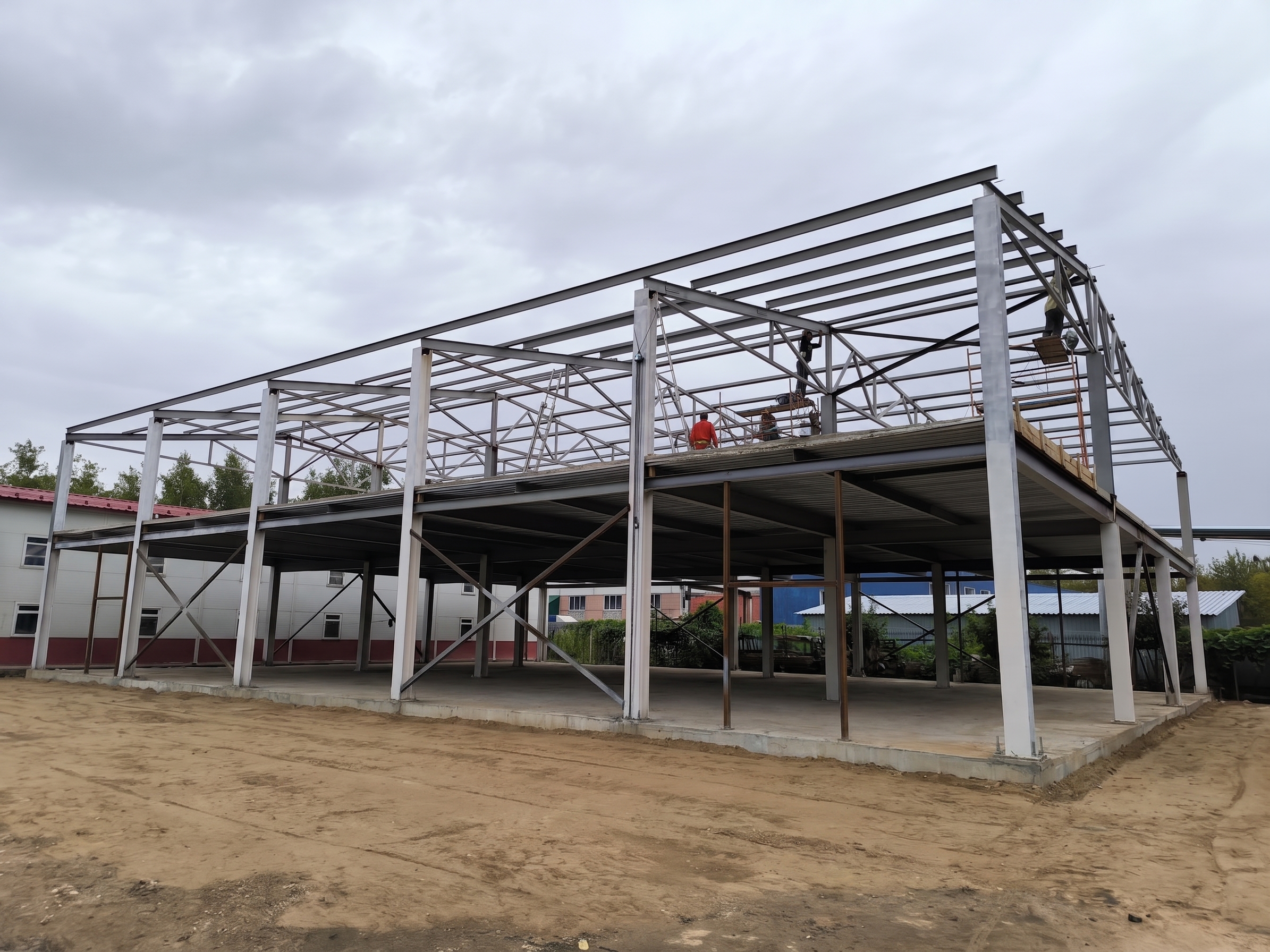 İki Katlı Endüstriyel Fabrika Çelik Ara Kat ve Çatı Makas İmalatı